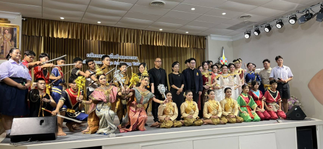 แสดงศิลปะการต่อสู้ (กระบี่กระบอง) และนาฏศิลป์