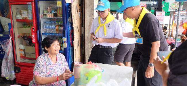 ลงพื้นที่มอบริบบิ้นสีดำแสดงความไว้อาลัย ให้แก่ประชาชนในย่านชุมชนตลาดพลู